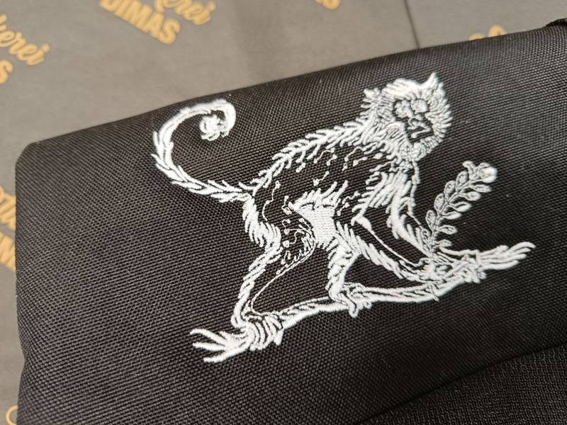 Detailreiche Affen-Stickerei auf schwarzem Stoff, Motivstickerei Wien