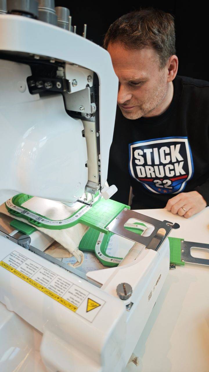 Alessandro beim Live-Sticken auf Event, Mobile Stickerei Wien