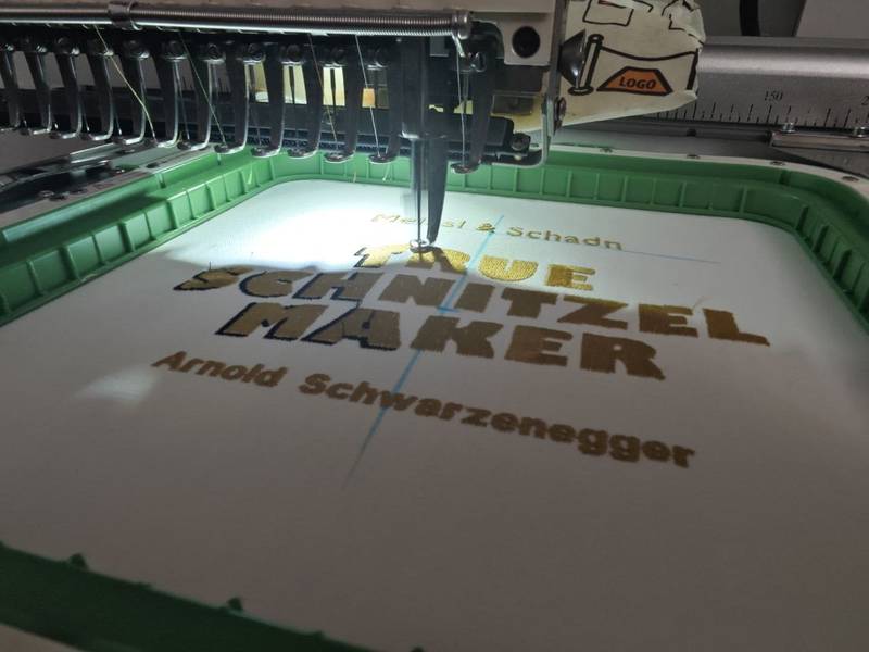 Arnold Schwarzenegger Schürze, True Schnitzel Maker Stickerei Meisl & Schadn Wien