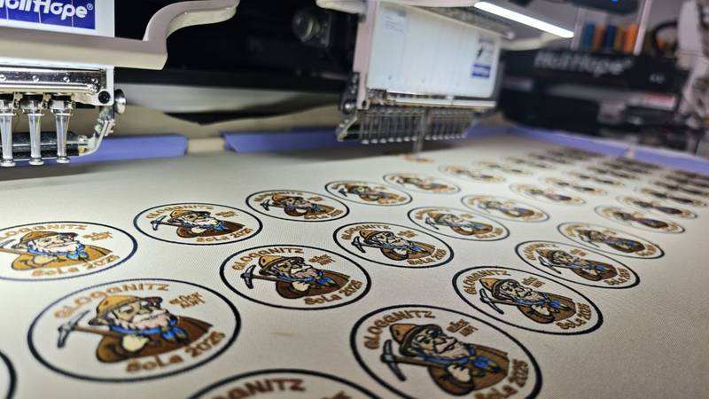 Aufnäher Stickmaschine, Gestickte Patches in Serie produziert