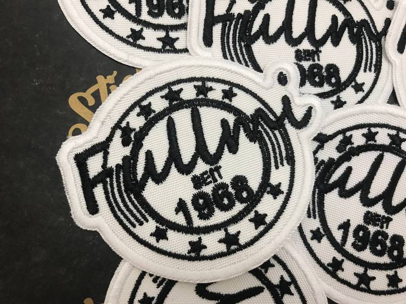 Gestickte Aufnäher Detail, Runde Logo-Patches schwarz-weiß Wien