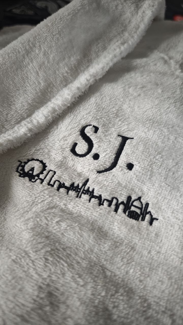 Monogramm mit Wiener Skyline auf Frottee-Bademantel gestickt, Personalisierung Wien
