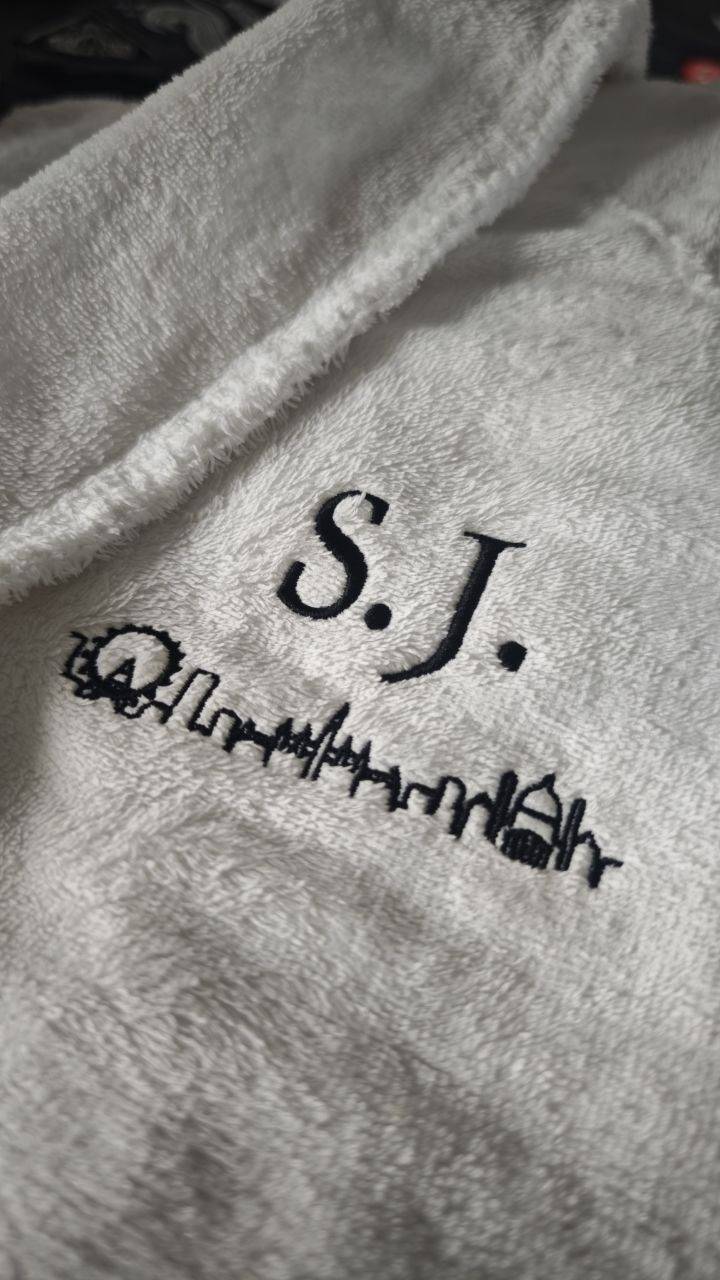 Monogramm mit Wiener Skyline auf Frottee-Bademantel gestickt, Personalisierung Wien