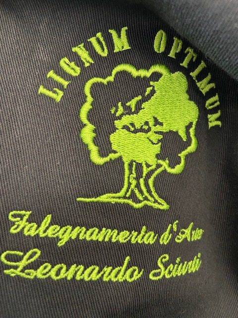 Logostickerei Wien, Grünes Logo auf Arbeitsjacke gestickt
