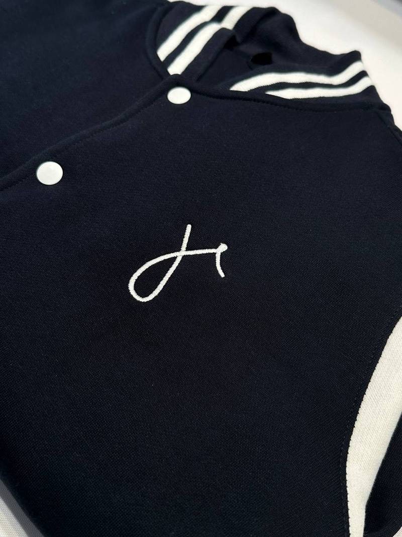 Initiale auf College-Jacke gestickt, Personalisierte Varsity Jacket Wien