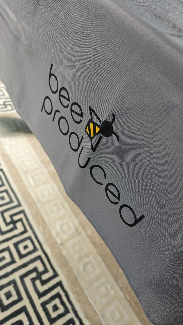 Bee Produced Logo auf grauer Decke bedruckt, Textildruck auf Heimtextilien Wien