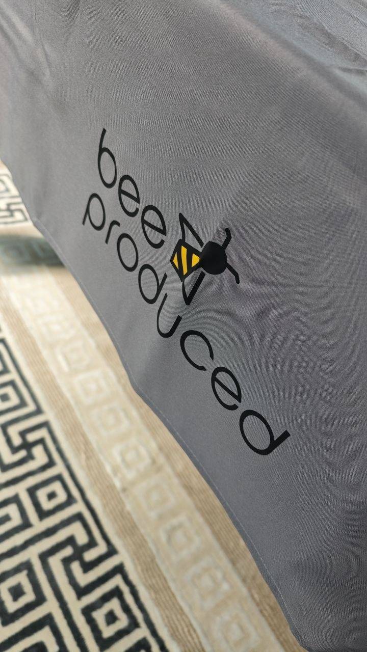 Bee Produced Logo auf grauer Decke bedruckt, Textildruck Wien