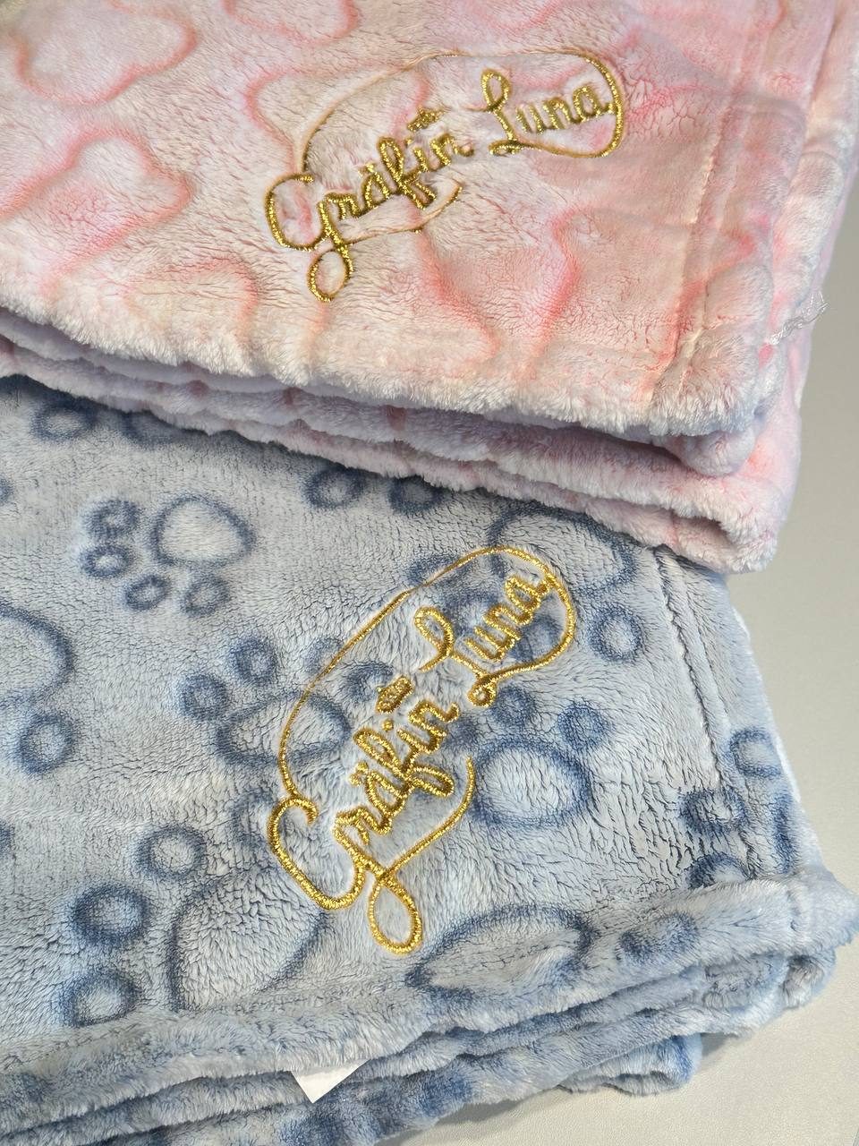 Goldene Stickerei auf Kuscheldecken, Personalisierung Wien