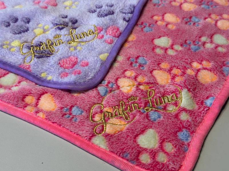 Gräfin Luna goldene Stickerei auf bunten Haustier-Decken, Personalisierung Wien