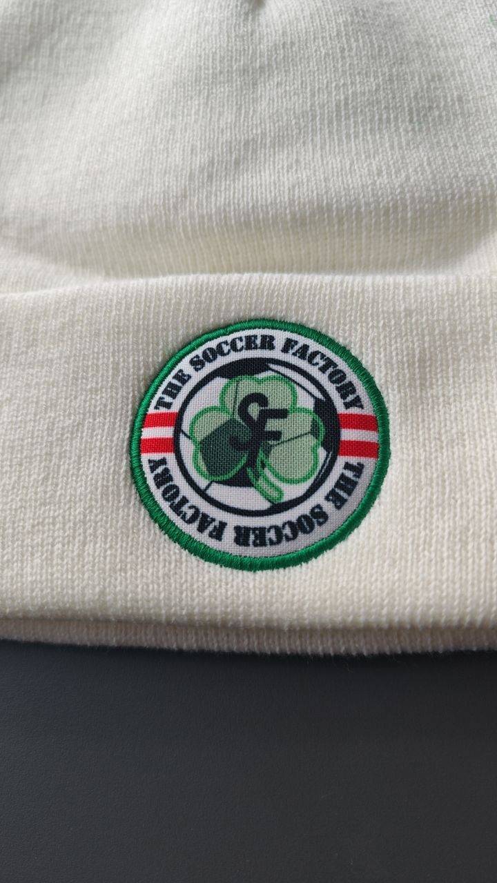 Soccer Factory Logo-Aufnäher Detail auf weißer Haube, Patch-Stickerei Wien