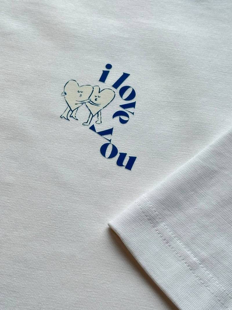 DTF-Druck Detail, I Love You Motiv auf weißem T-Shirt Wien