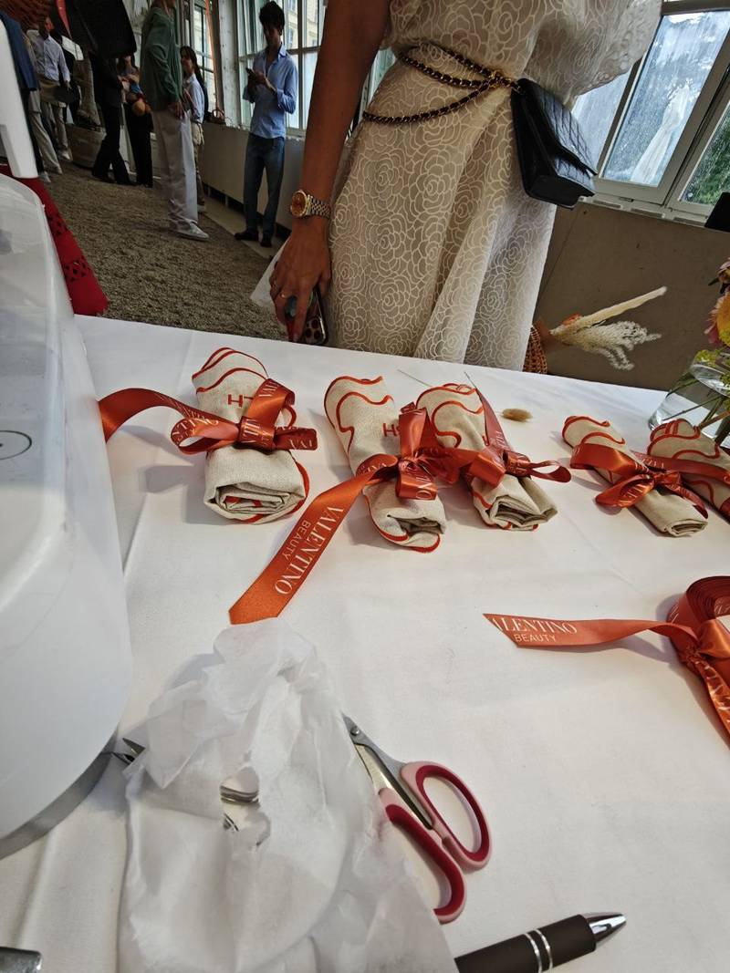 Valentino Beauty Event, Mobile Stickerei mit personalisierten Geschenken Wien
