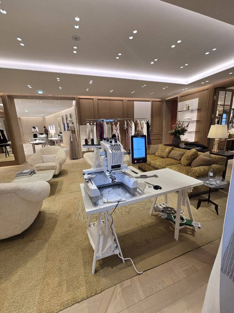 Stickmaschine im Luxus-Showroom, Live-Stickerei bei Modeevent Wien