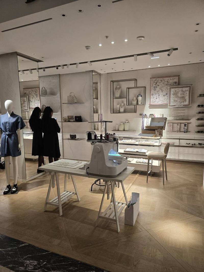 Dior Boutique Stickmaschine, Live-Personalisierung im Store Wien