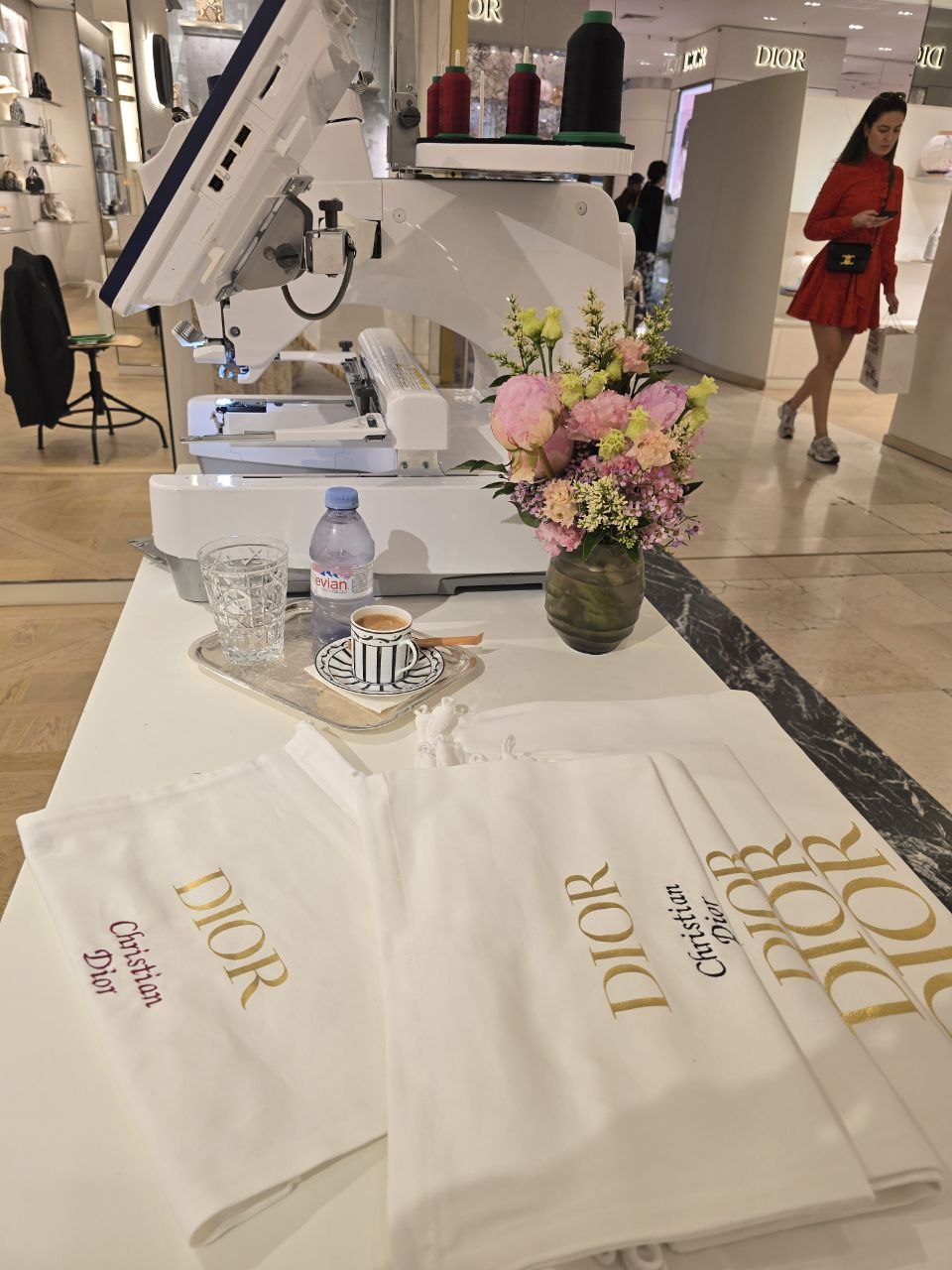 Event Stickerei beim Store Event, Gäste lassen Textilien vor Ort personalisieren