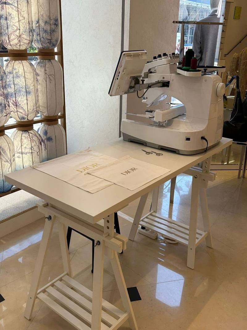 Dior Stickmaschine im Store, Mobile Event-Stickerei Wien