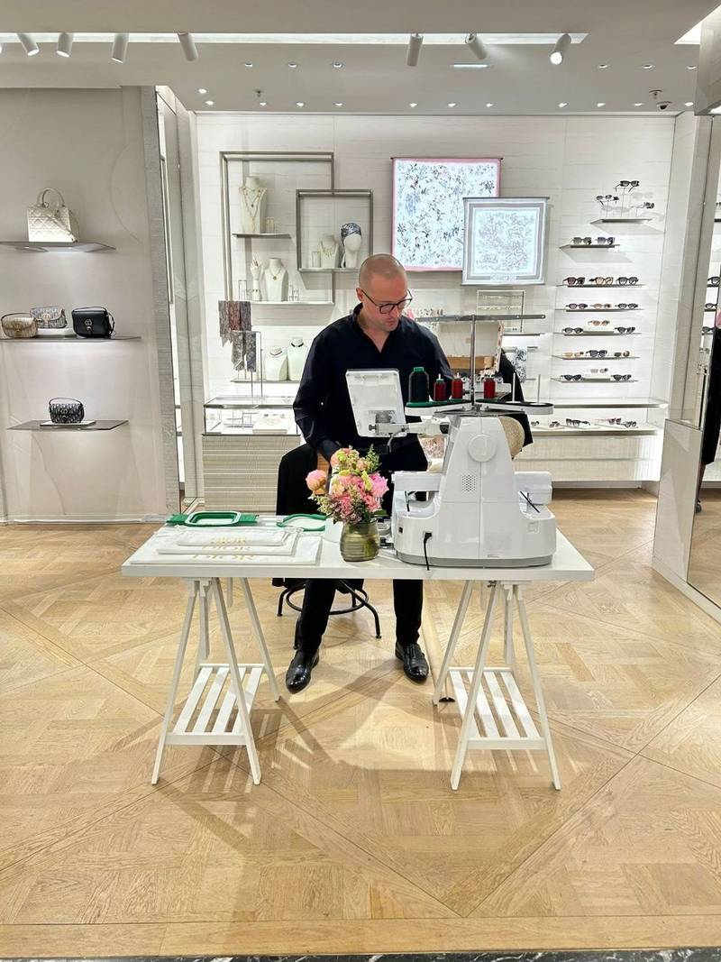 Sticker bei Dior, Alessandro bei mobiler Event-Stickerei im Store Wien