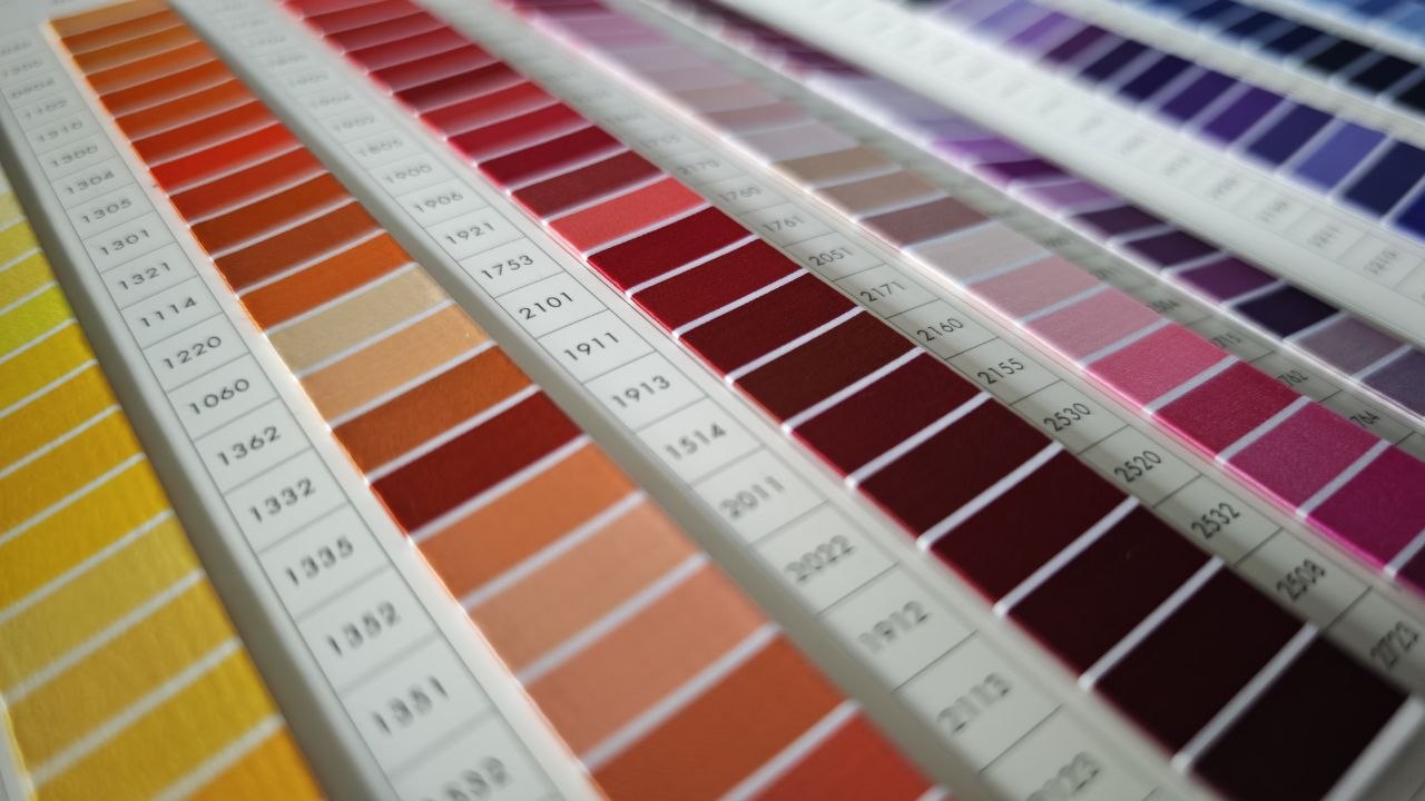 Farbfächer Isacord 40 mit hunderten Garnnummern in Rot, Pink und Violett