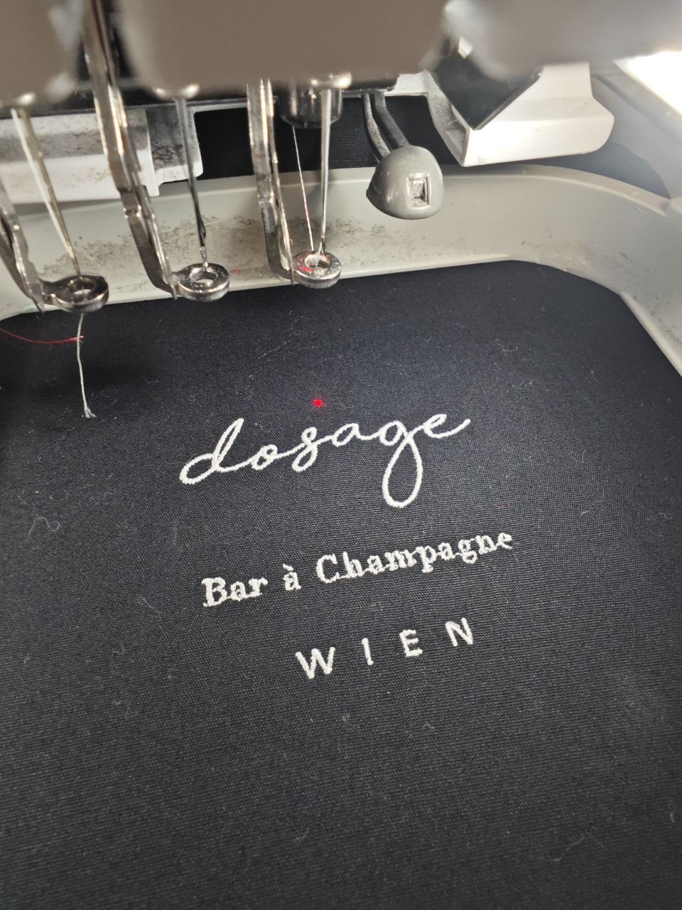 Express Stickerei Wien, Dosage Bar à Champagne bestickt