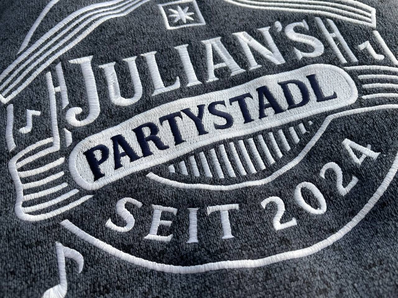 Julian's Partystadl Logo auf Fleece, Express Stickerei Wien