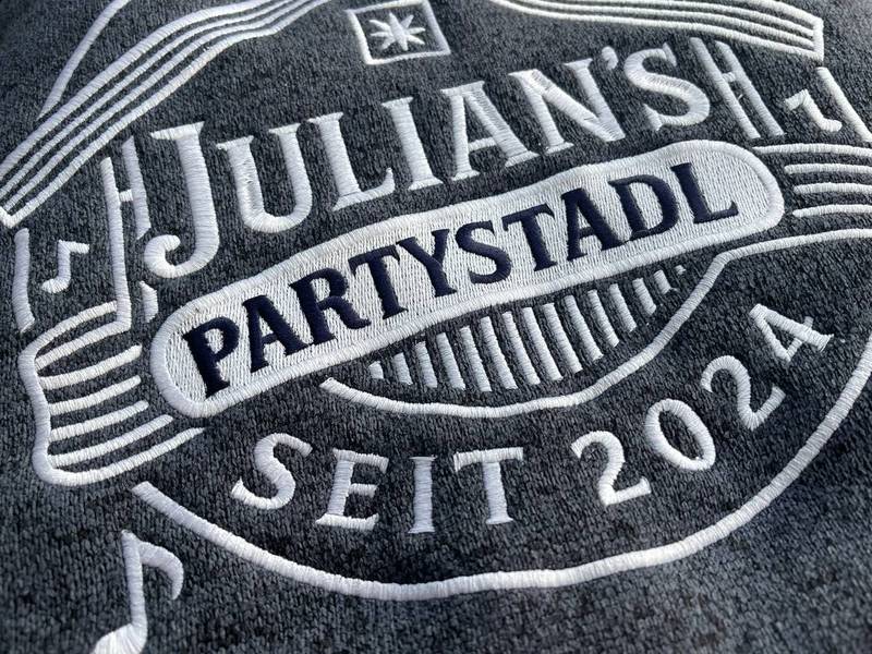Julian's Partystadl Logo auf Fleece gestickt, Großstickerei Wien