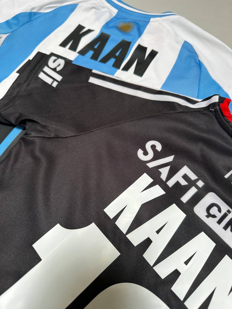 Fußballtrikots mit Spielername KAAN bedruckt in Schwarz und Weiß