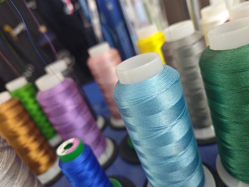 Bunte Garnrollen, Stickgarne in verschiedenen Farben Wien