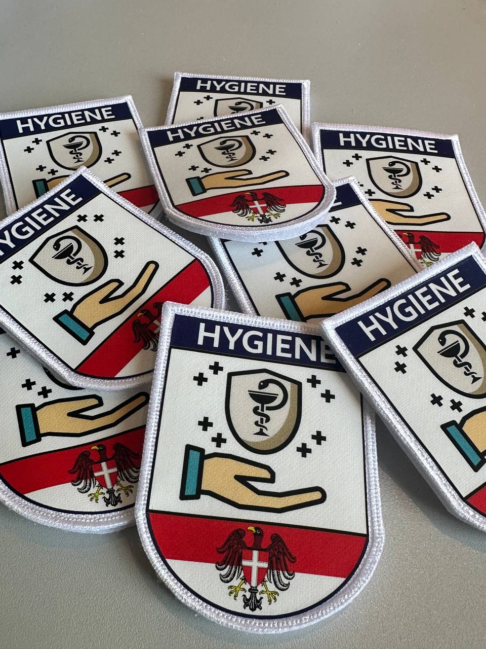 Gedruckte Hygiene Aufnäher mit Klettrücken und Wiener Stadtwappen für Dienstkleidung