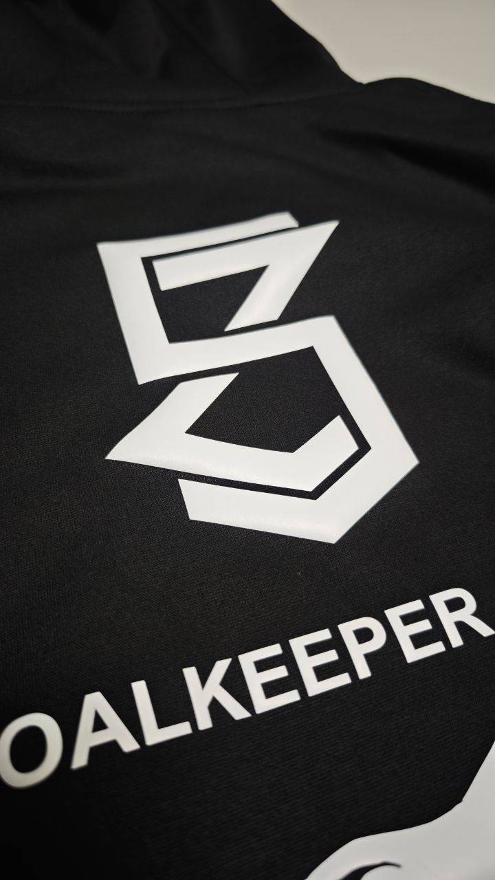 SZ Goalkeeper Academy Logo auf schwarzem Hoodie, Flexdruck groß Wien