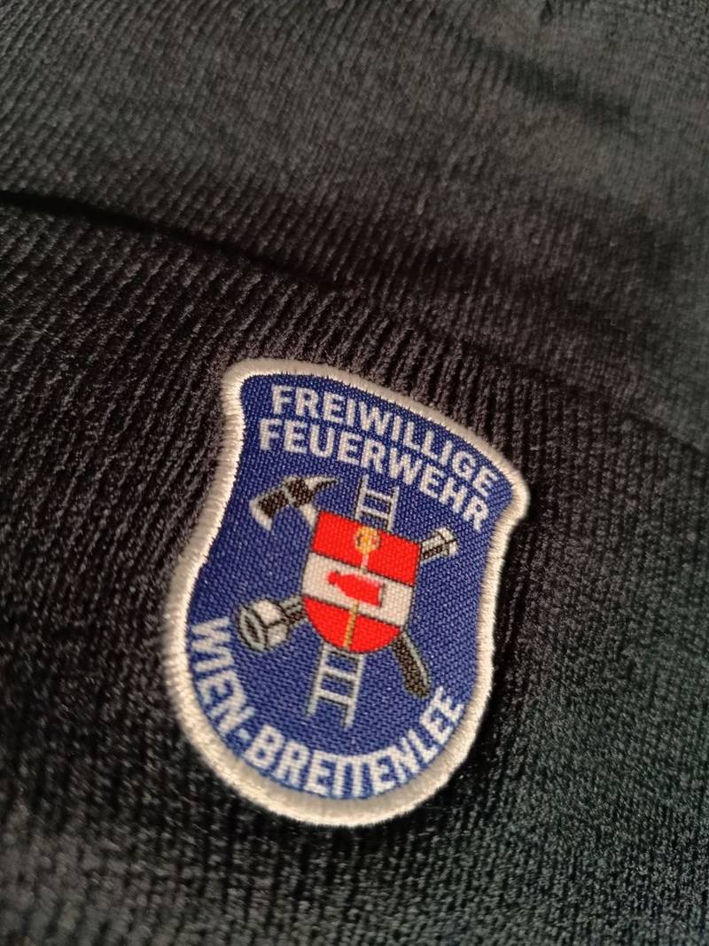 Feuerwehr Haube Nahaufnahme, Gedruckter Aufnäher auf Mütze Wien