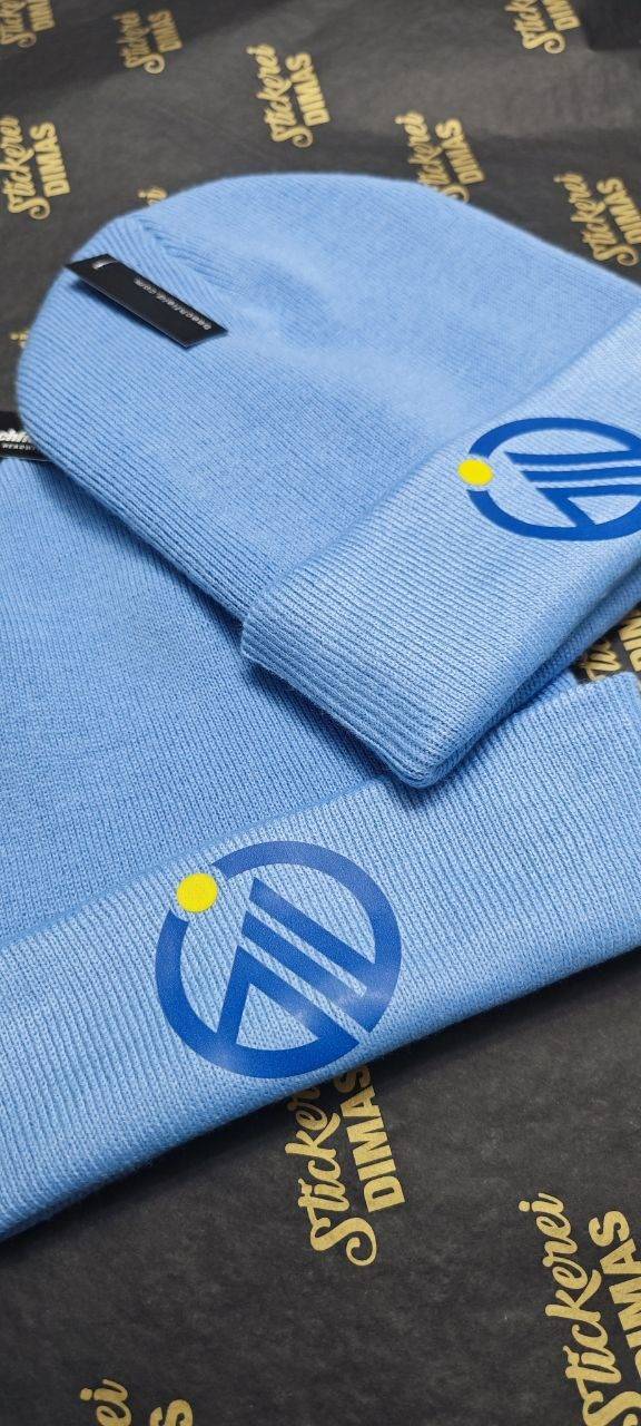 Hellblaue Hauben und Schal mit Logo-Druck, Firmen-Winteraccessoires Wien