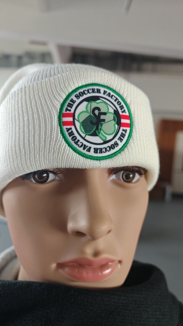 Soccer Factory Logo auf weißer Haube, Vereinsmütze Wien