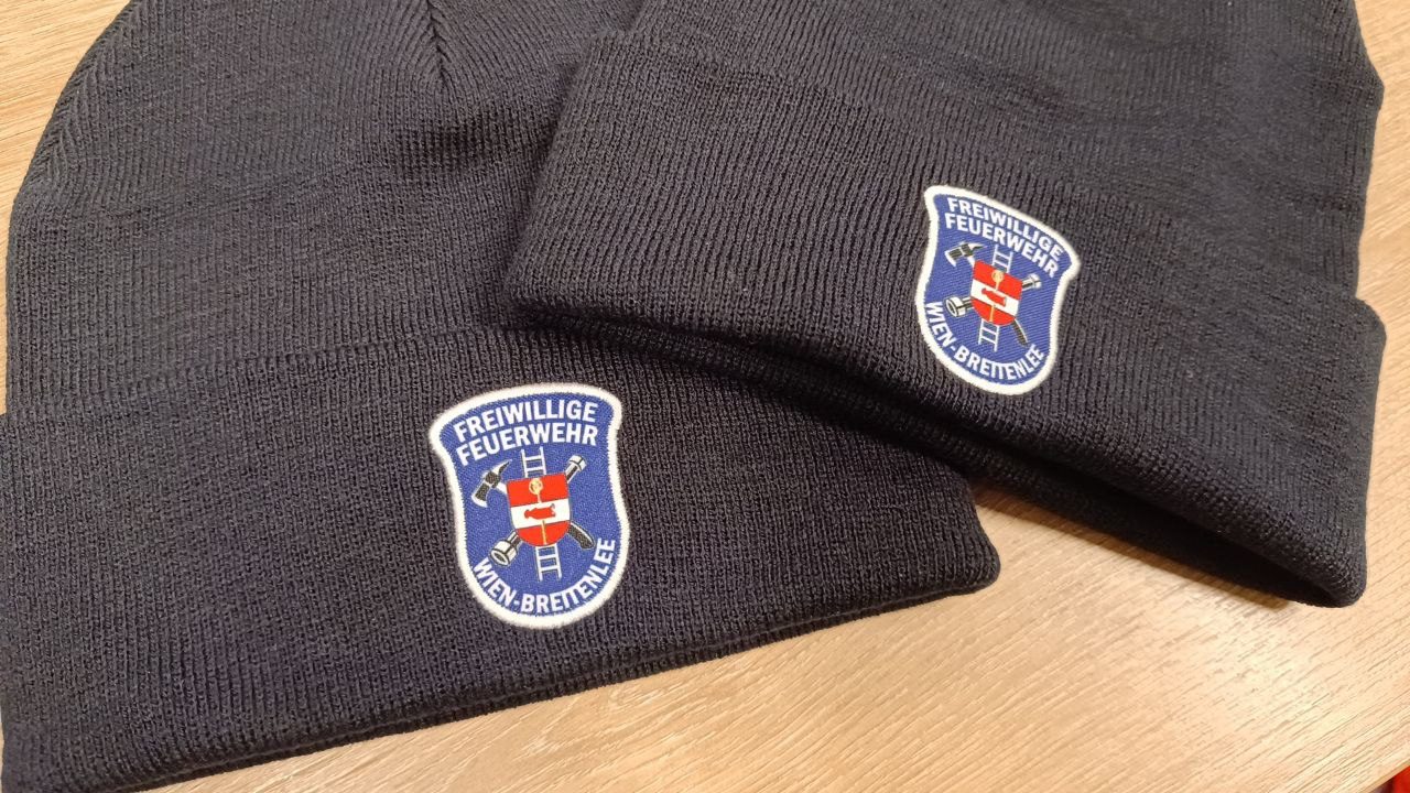 Haube mit Logo-Aufnäher, Gedruckter Patch auf Beanie Wien