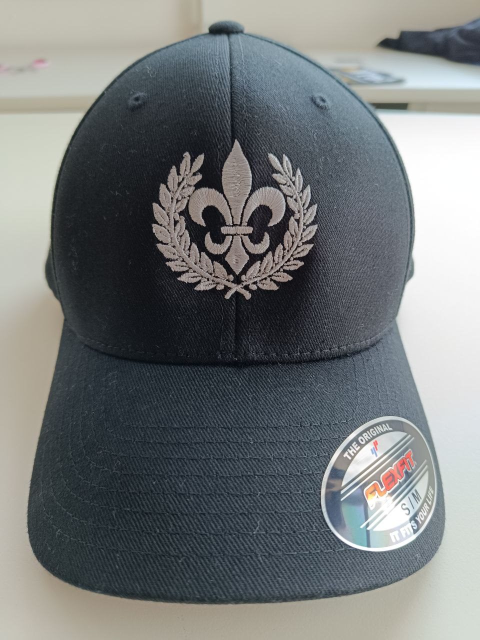 Schwarze Flexfit Kappe mit gesticktem Wappen, Kappe besticken Wien