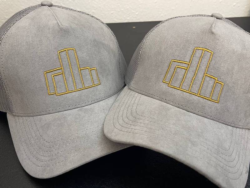 Bestickte Kappe mit goldenem Logo, Hochwertige Kappenstickerei Wien