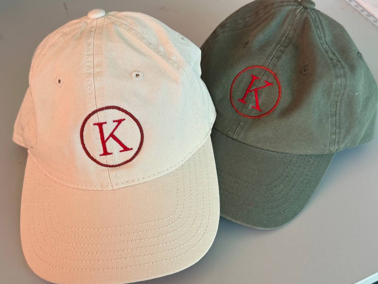 Monogramm-Kappen bestickt, K-Logo auf Dad Caps Wien