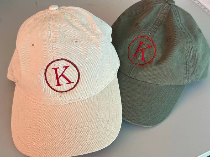 Monogramm-Kappen bestickt, K-Logo auf Dad Caps Wien