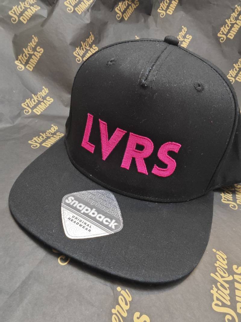 Schwarze Snapback Kappe mit LVRS Stickerei, Bestickte Caps Wien