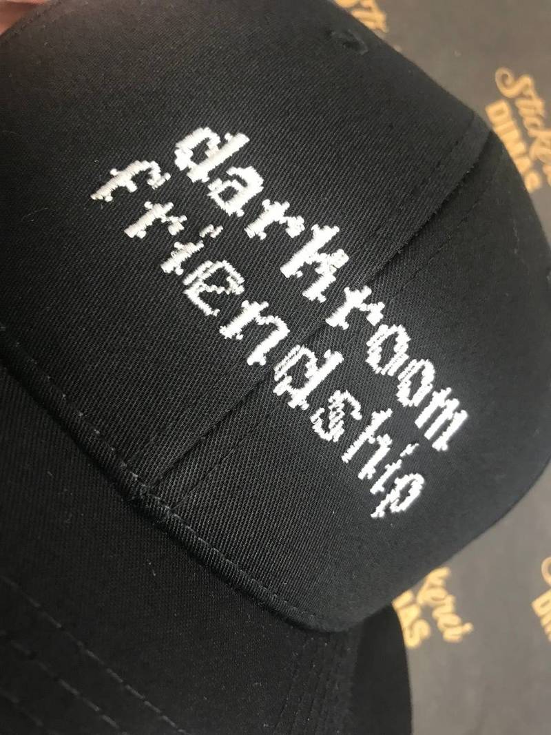 Schwarze Kappe mit weißer Textstickerei, Bestickte Caps Wien