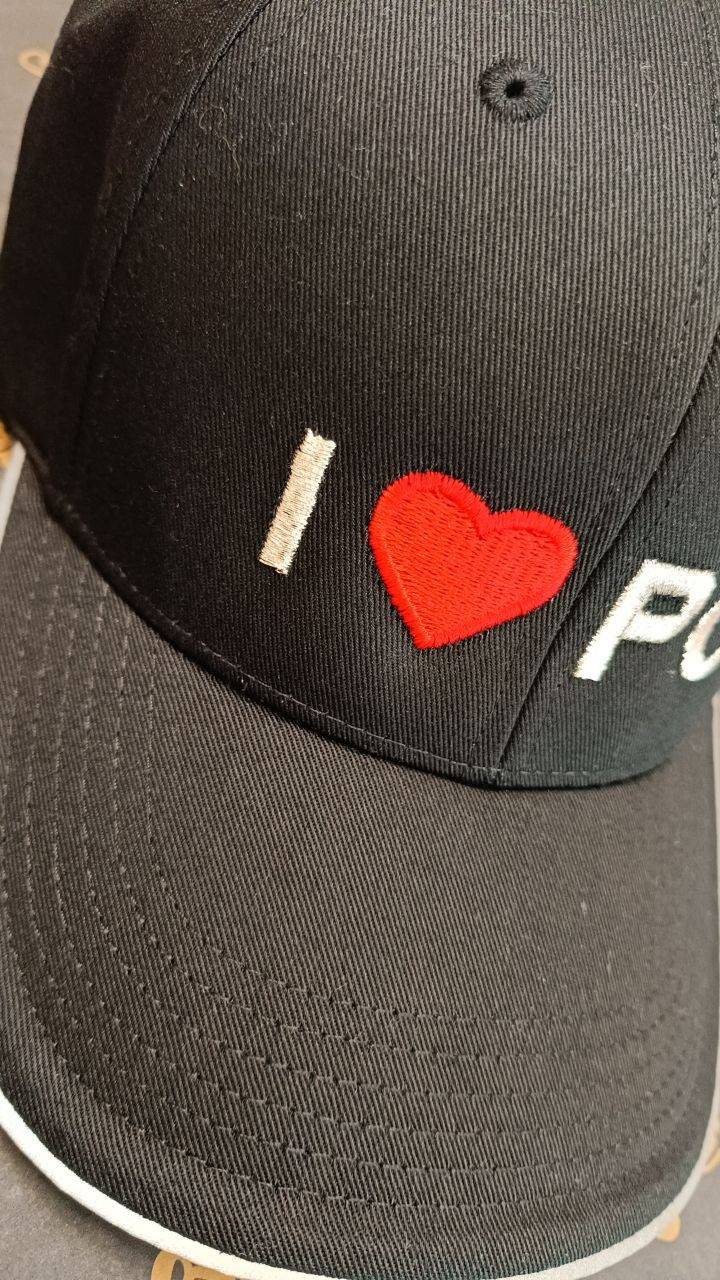 Schwarze Kappe mit I-Love Stickerei, Bestickte Caps Wien