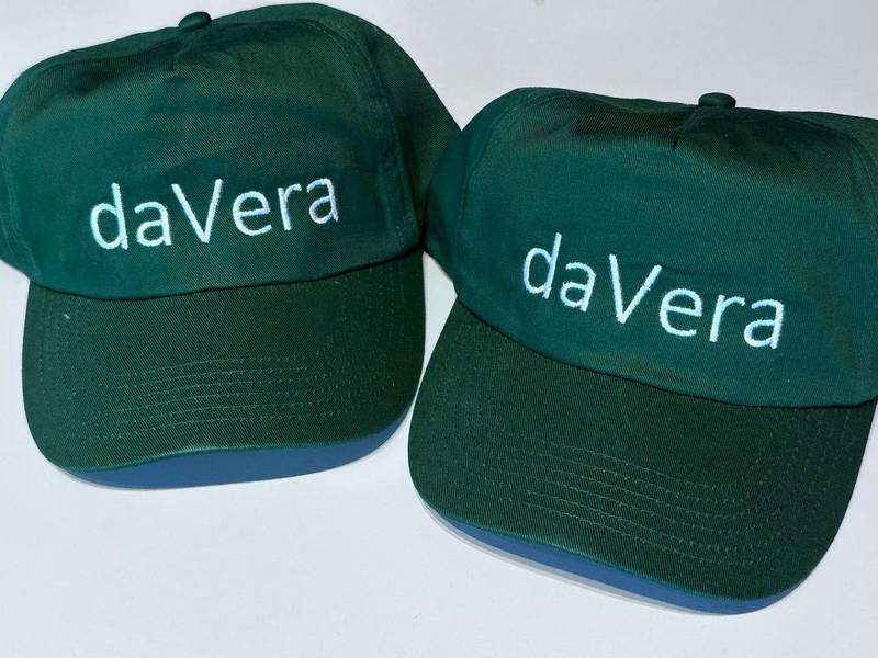 Grüne Kappen mit daVera Textstickerei, Bestickte Caps Wien