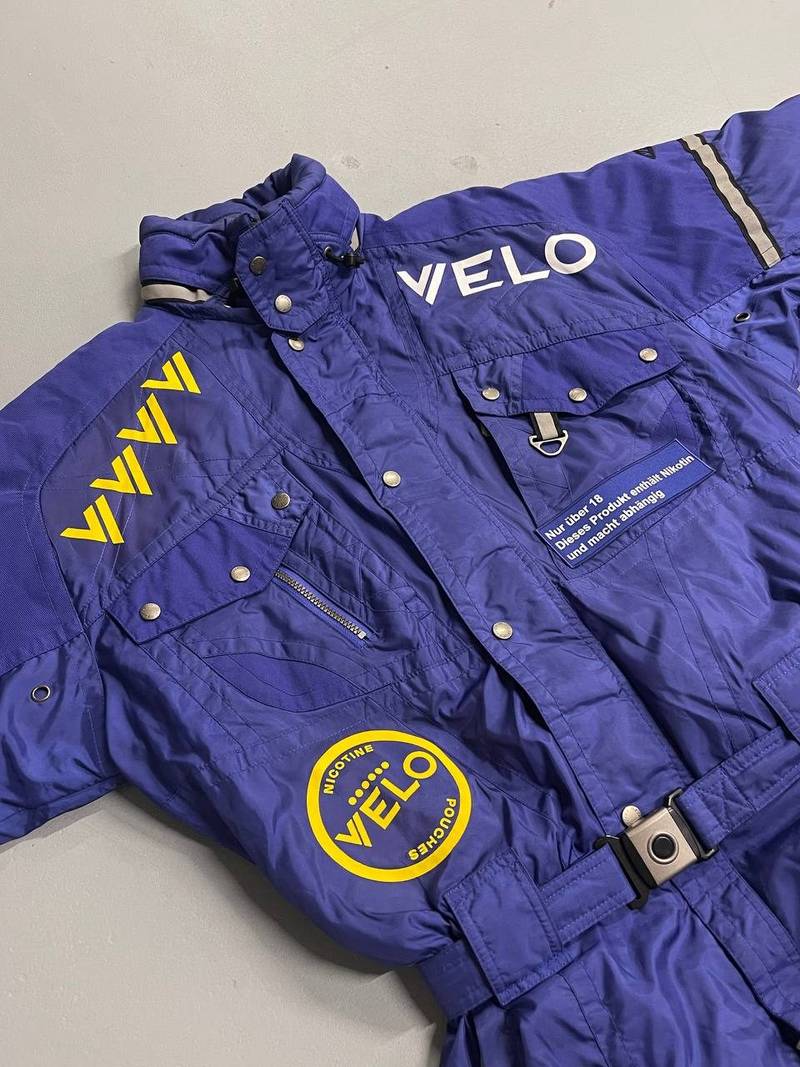 Bestickte Kartjacke, VELO Branding auf Motorsportbekleidung Wien