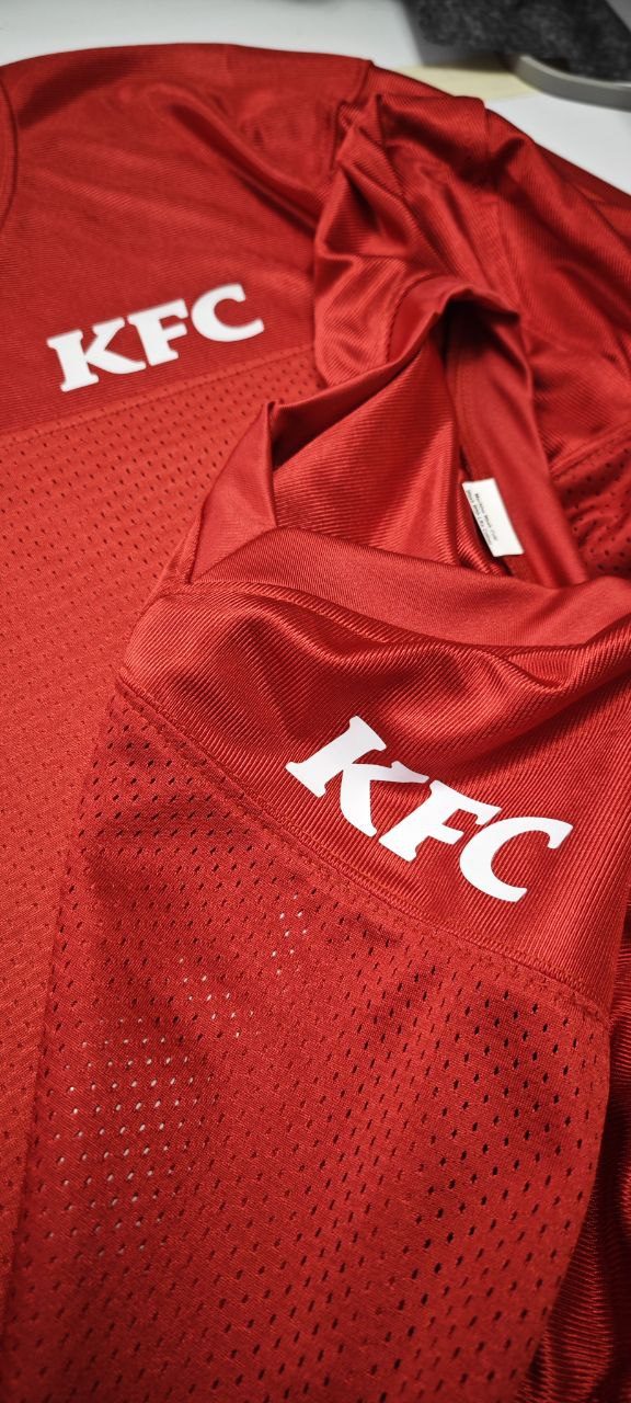 KFC Logo auf roten Sporttrikots, Sportbekleidung Druck Wien