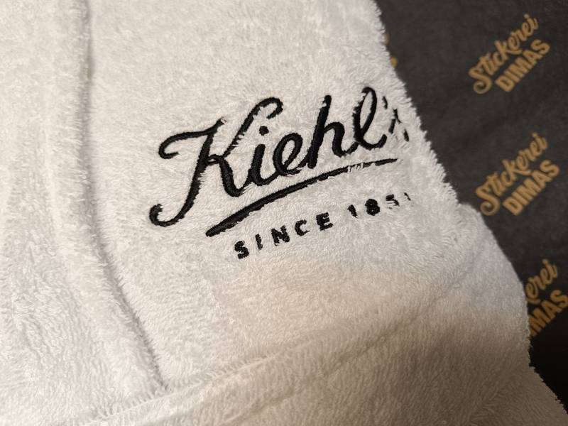 Kiehl's Logo Stickerei auf Frottee, Marken-Logostickerei Wien