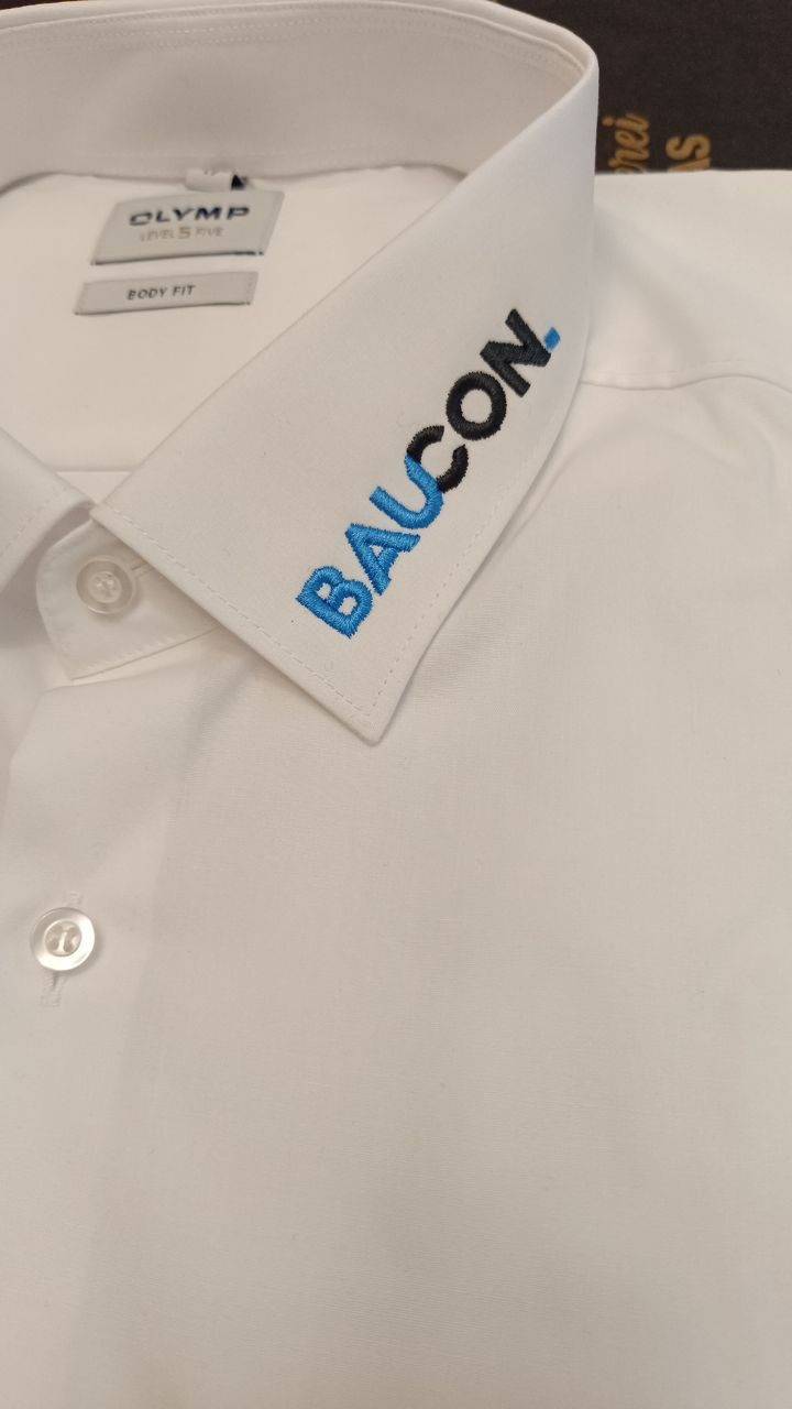 Kragenstickerei auf Hemd, BAUCON Logo auf Hemdkragen gestickt Wien