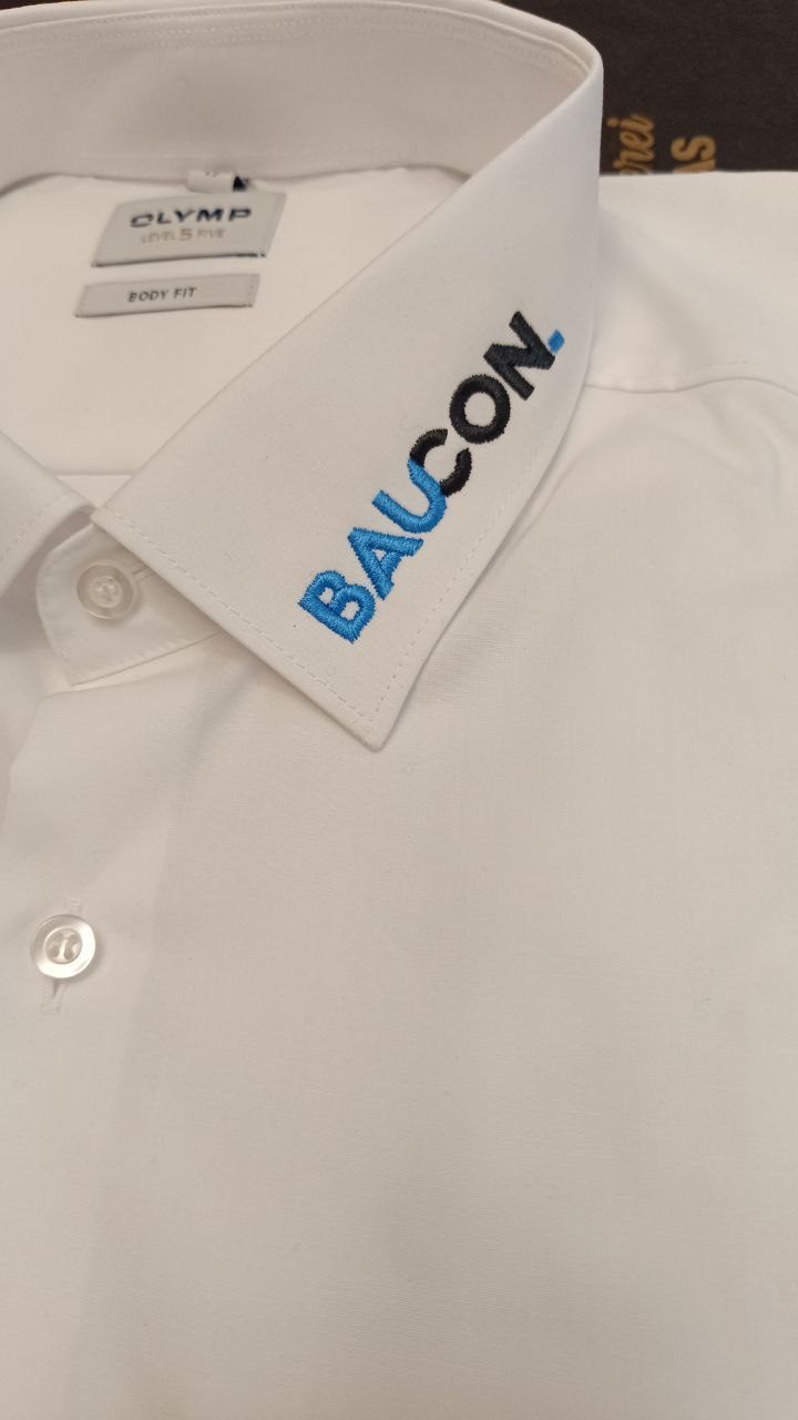 Kragenstickerei Wien, BAUCON Logo auf Hemdkragen gestickt