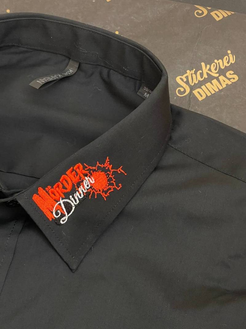 Kragenstickerei Detail, Mörder Dinner Logo auf schwarzem Hemd gestickt Wien