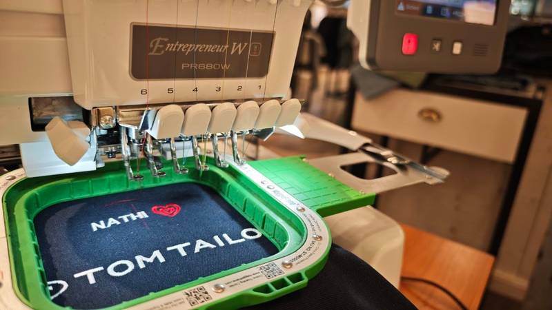 Live Stickerei einer Kappe bei Tom Tailor Event, Namensstickerei Nathi in Wien