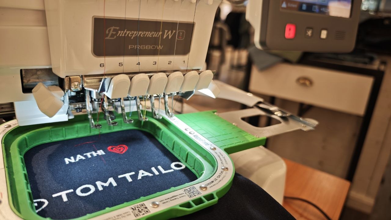 Live Bestickung einer Kappe mit Namen Nathi bei Tom Tailor Event in Wien