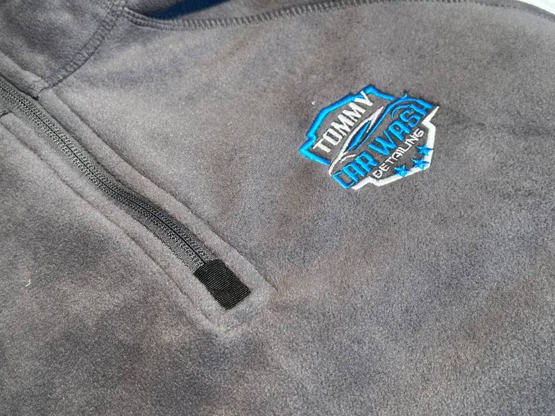 Tommy Car Wash Logo auf Fleecejacke gestickt, Logostickerei Wien
